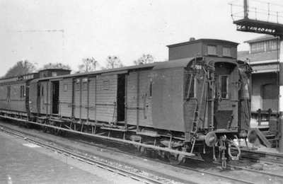 165421 Afbeelding van het bagagerijtuig nr. D 7006 (serie D 7001-7008) van de N.S. te Den Haag S.S.